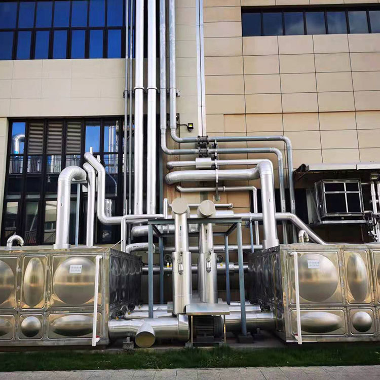 အသိဉာဏ်ရှိသောစဉ်ဆက်မပြတ်အပူချိန်နှင့်ဖိအားပေးရေပေးဝေရေးစနစ်များအကြားဆက်နွယ်မှုကဘာလဲ။